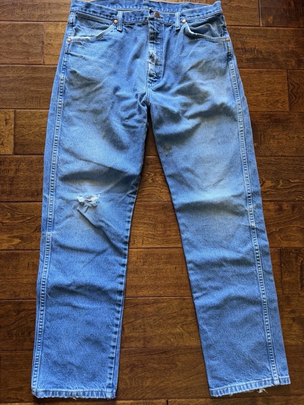 Wrangler 13MWZ Cowboy Cut Jeans Mens 35x32 (34x31.5) Blue Denim Faded Distressed